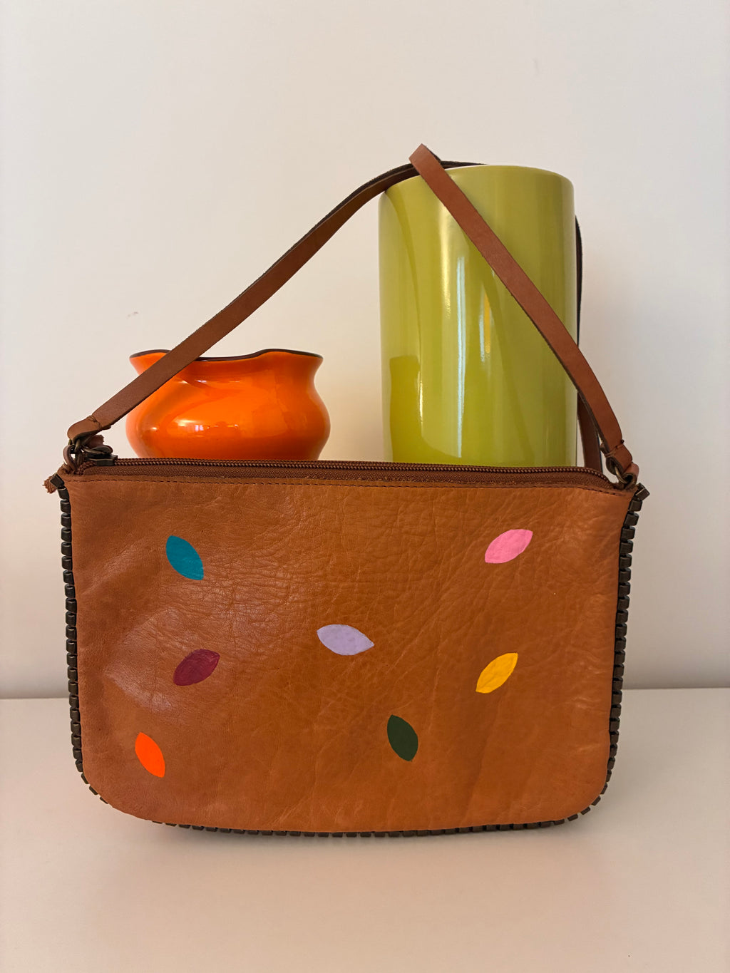 Pochette grainée à bordure festonnée
