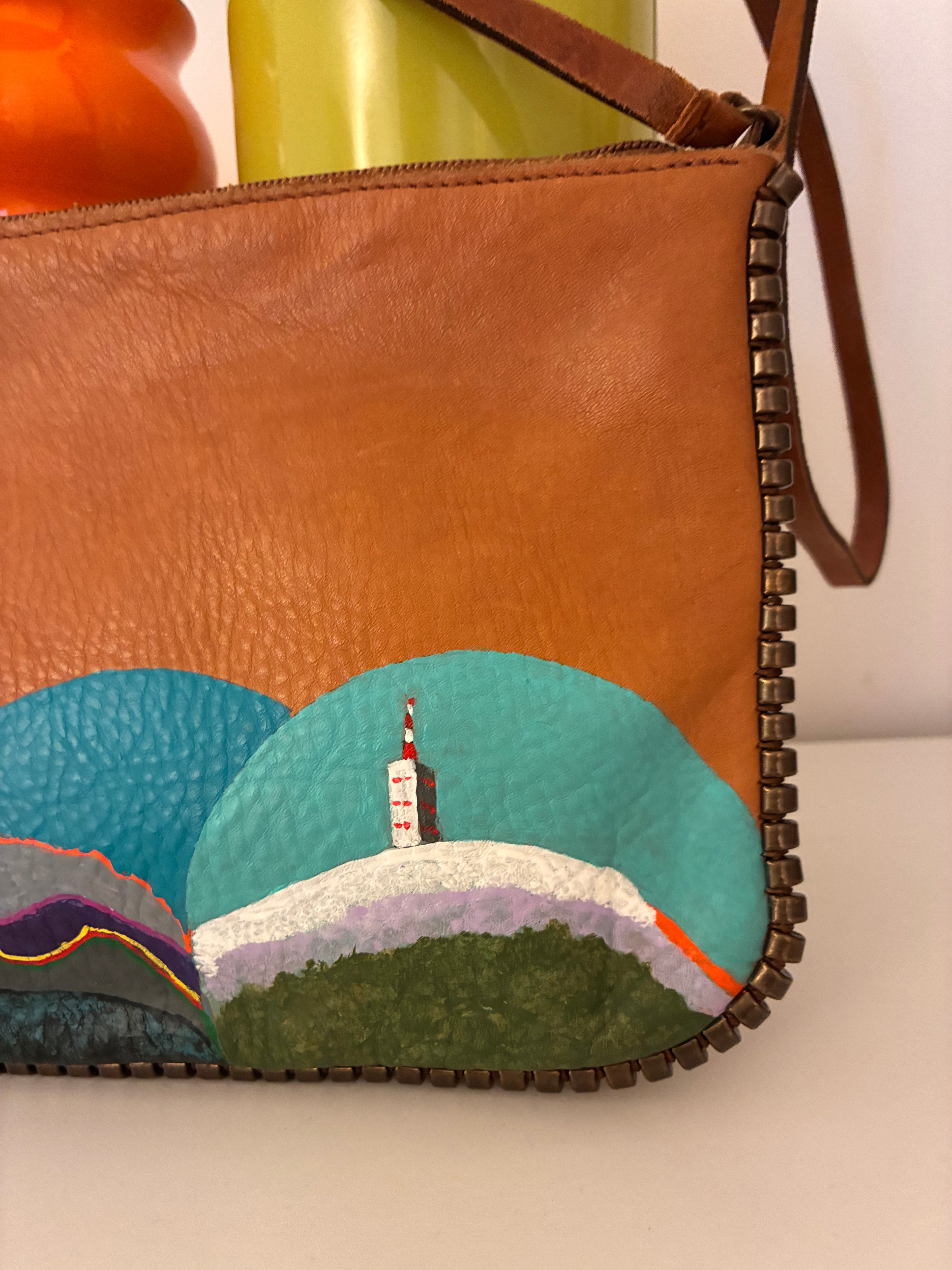 Pochette grainée à bordure festonnée
