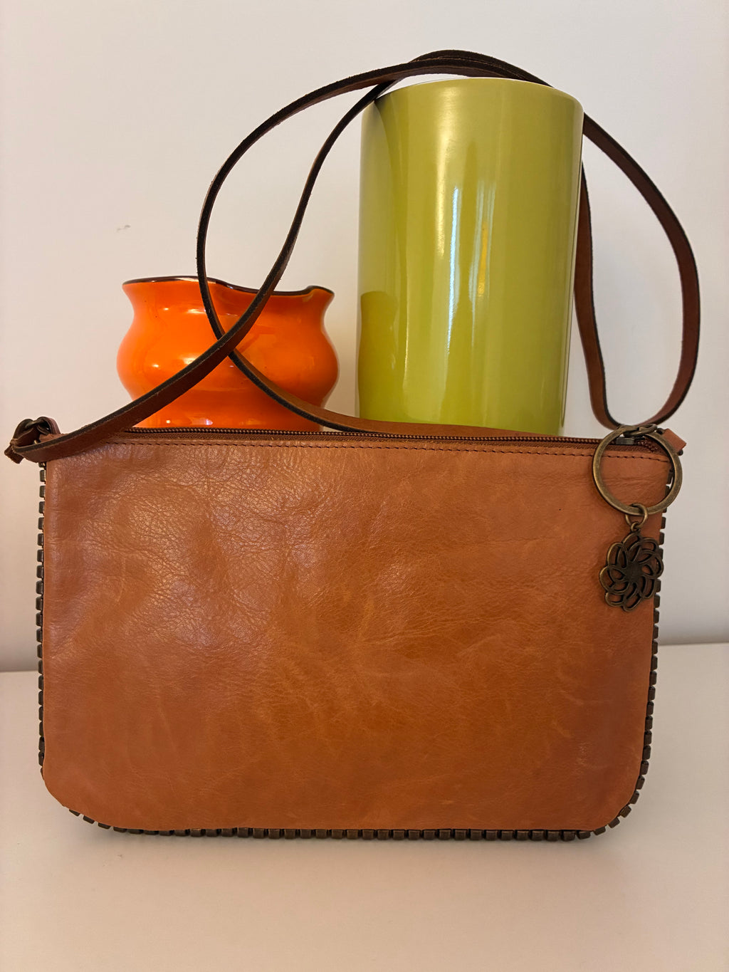 Pochette grainée à bordure festonnée